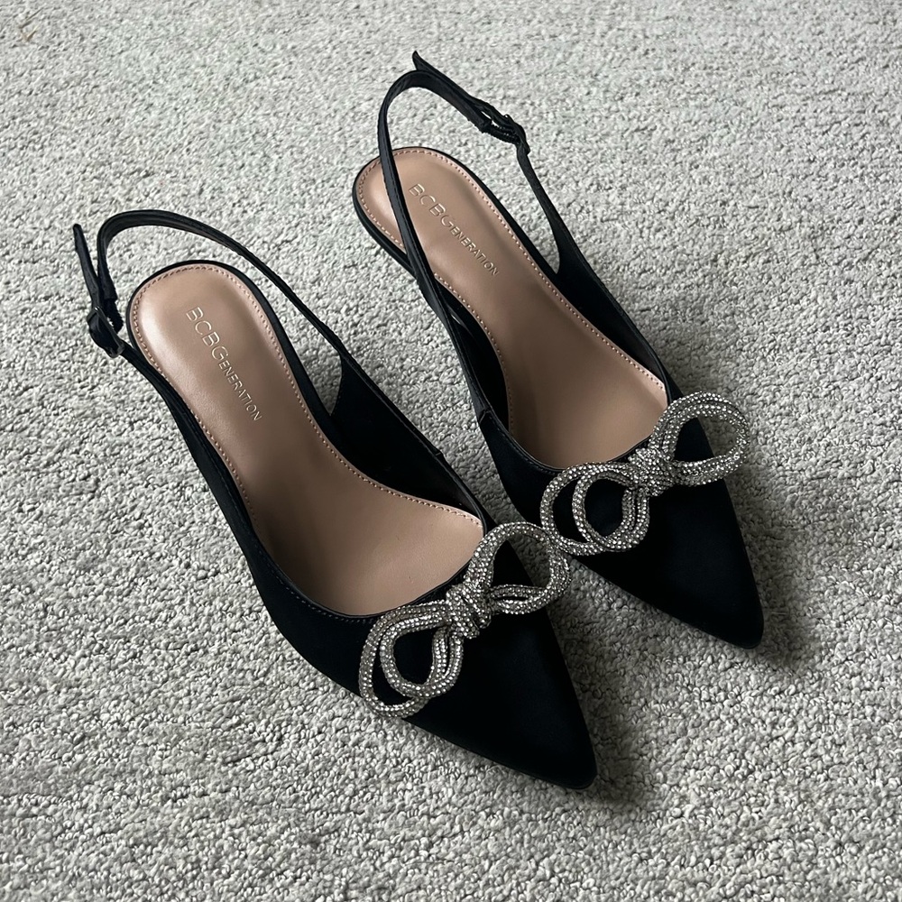 Kitten heel with rhinestone bow